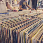 LA VENGANZA DEL SURCO: POR QUÉ EL VINILO DERROTÓ AL FUTURO