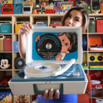 LA GUARDIANA DE LOS DISCOS ERRANTES: DENTRO DEL MUSEO PORTÁTIL DE PAOLA PUENTE